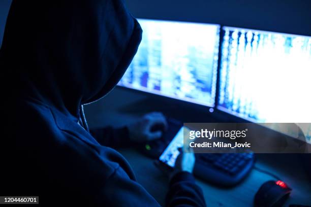 hacker attaquant internet - internet photos et images de collection