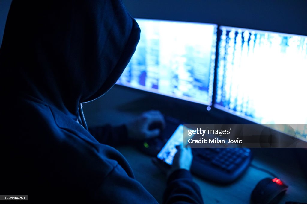 Hacker atacando internet