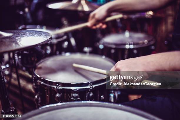 drummer hitting some snare drum rolls - baterista imagens e fotografias de stock