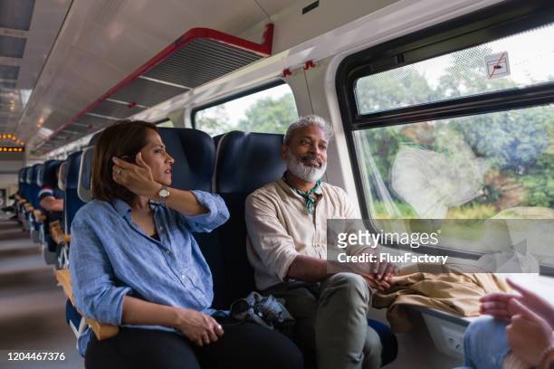 indiskt turistpar som reser i persontåg - tåginteriör bildbanksfoton och bilder