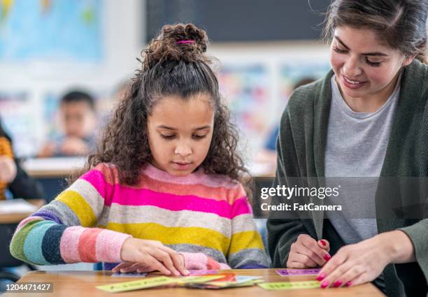 lehrer hilft einem schüler stockfoto - cue card stock-fotos und bilder