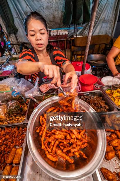 thai street food sellers at the night market in chiang mai, thailand - cidade de chiang mai imagens e fotografias de stock