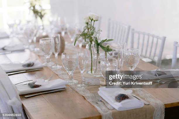 wedding decor details - wedding table setting stockfoto's en -beelden