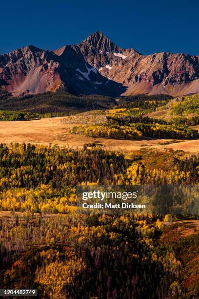 wilson peak in telluride herbstfarben - san juan mountains stock-fotos und bilder