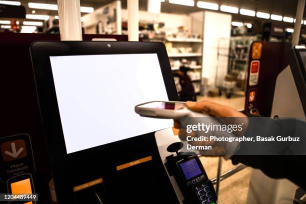 Screenreader Customer Using Screen Reader Photos and Premium High Res Pictures - Getty Images