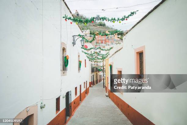 zacatecas´alley. beautiful small street in the city of zacatecas, mexico. december 2019. christmas decoration. - mexican christmas stock pictures, royalty-free photos & images