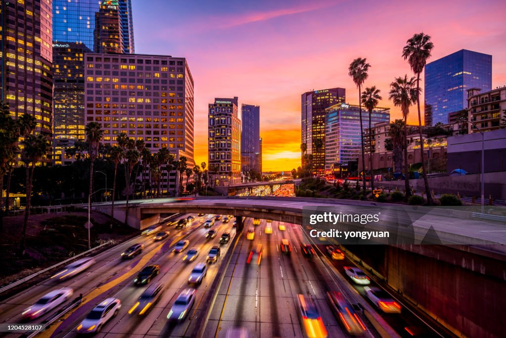 Tráfego movimentado no centro de Los Angeles ao pôr do sol