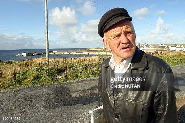 Patsy Dan Rodgers Tory Island, Ireland in 2004 - Painter Patsy Dan Rodgers, the king of ...