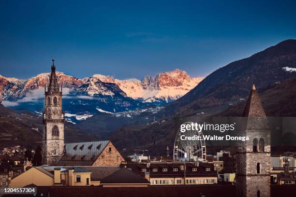 bolzano, le dolomiti e la ruota panoramica - bolzano stock pictures, royalty-free photos & images