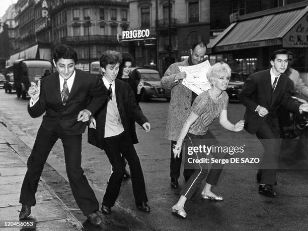 Twist In Paris, France In 1962 - They dance the twist on Rivoli street.