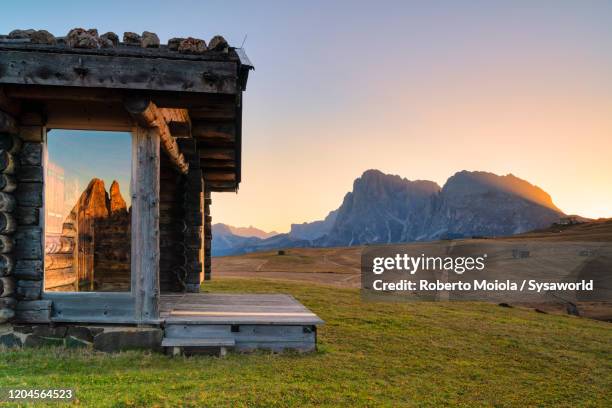 mountain chalet at sunrise, seiser alm, dolomites, south tyrol, italy - alm hütte stock-fotos und bilder