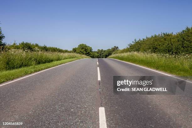 empty road in summer - grass verge stock pictures, royalty-free photos & images