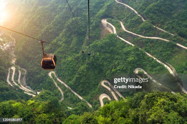 tianmen mountain, blick von der seilbahn, zhangjiajie nationalpark, china - seilbahn stock-fotos und bilder