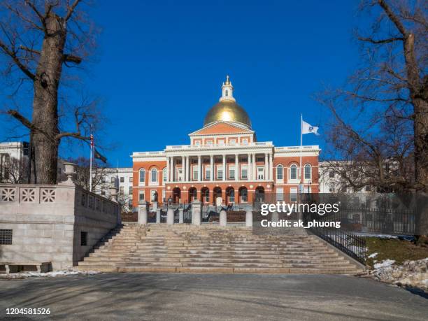 massachusetts state house in boston usa - boston exteriors landmarks stockfoto's en -beelden