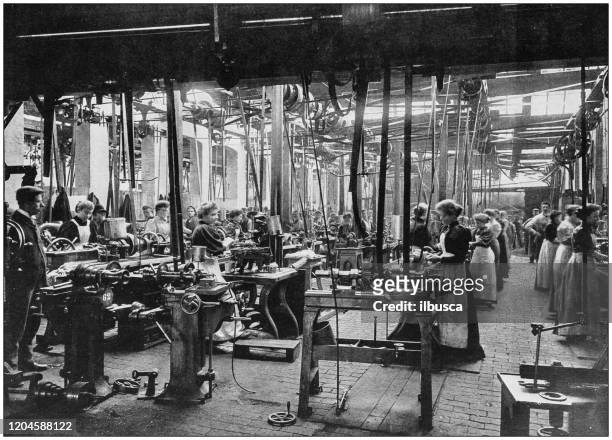 illustrazioni stock, clip art, cartoni animati e icone di tendenza di fotografia antica dell'impero britannico: donne che lavorano in una fabbrica di ciclo - industria