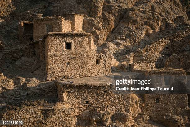 traditional stone houses in palangan, a touristic kurdish village built in steep mountain cliff, in kurdistan province, western iran - kurdistan stock-fotos und bilder