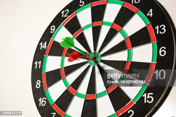 dart board with two arrows - darttavla bildbanksfoton och bilder