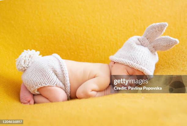 leuke baby fotoshoot - easter hats stockfoto's en -beelden