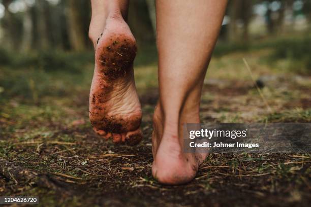 walking bare feet - scalzo foto e immagini stock