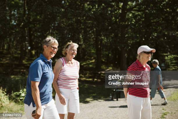 happy senior women together - boule papier stockfoto's en -beelden