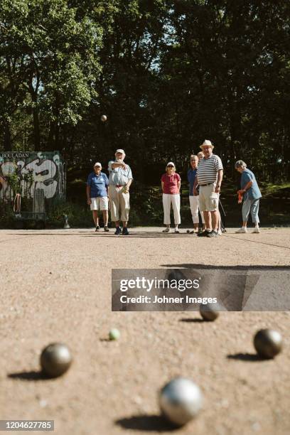 people playing p√©tanque - boule papier stockfoto's en -beelden