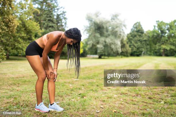 jogging teen suffering from sudden knee pain - female knee pain stockfoto's en -beelden