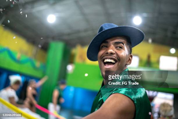 hombre (malandro) celebrando y bailando en el carnaval brasileño - carnaval in rio de janeiro fotografías e imágenes de stock
