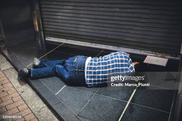 japanse salaryman slapen op de stoep - passed out drunk stockfoto's en -beelden