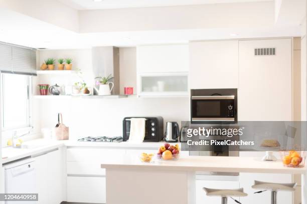 帶櫃檯和自然陽光的現代廚房 - kitchen background 個照片及圖片檔