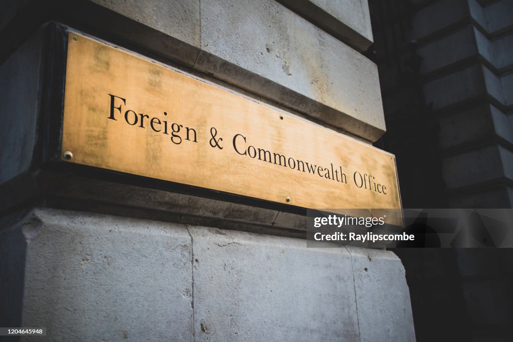 Shiny Brass Plakette am Eingang des Foreign & Commonwealth Office. Das Britische Außenministerium ist eine britische Regierung, die für den Schutz und die Förderung britischer Interessen weltweit zuständig ist.