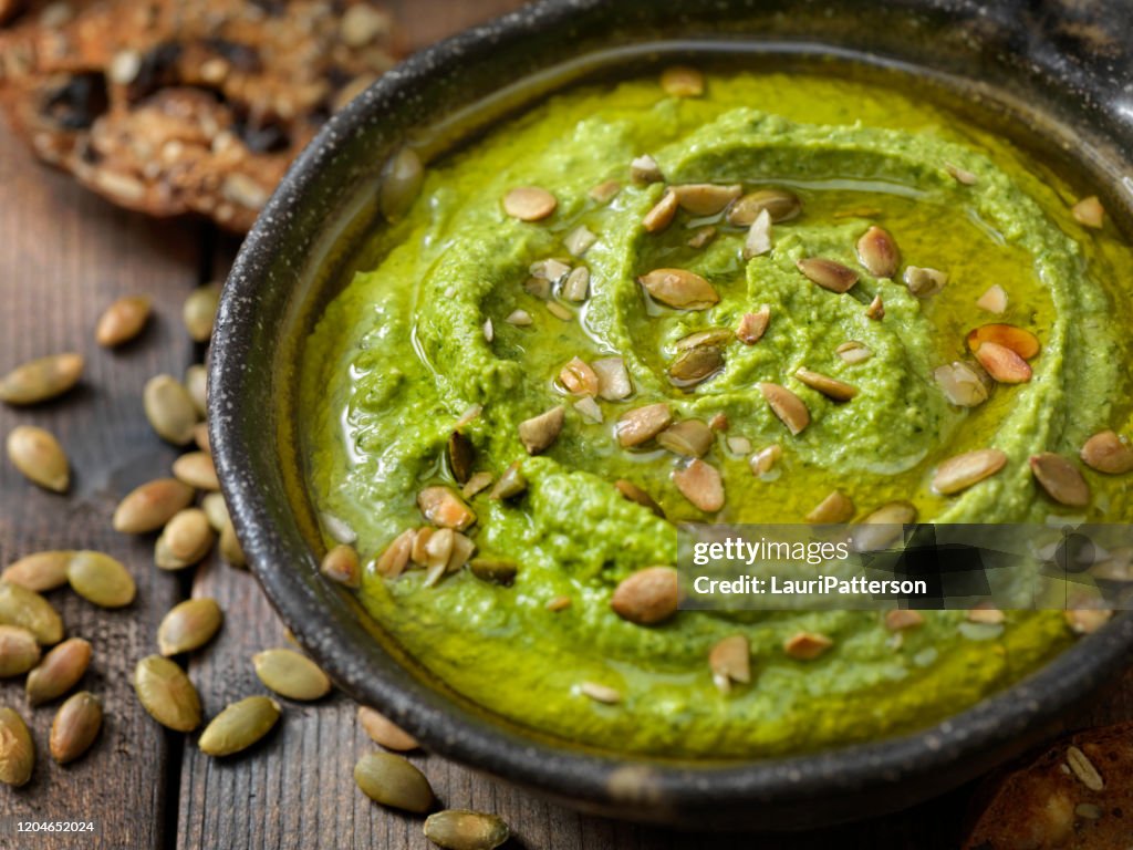 Avocado und Kichererbsen Hummus mit Gemüse und Crackern