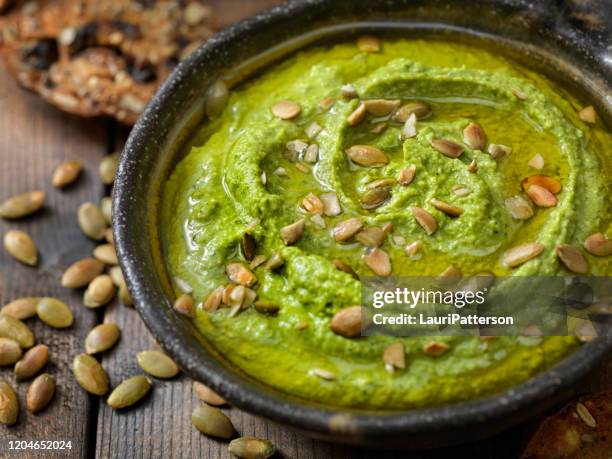 abacate e pintinho de ervilha hummus com legumes e biscoitos - hummus - fotografias e filmes do acervo