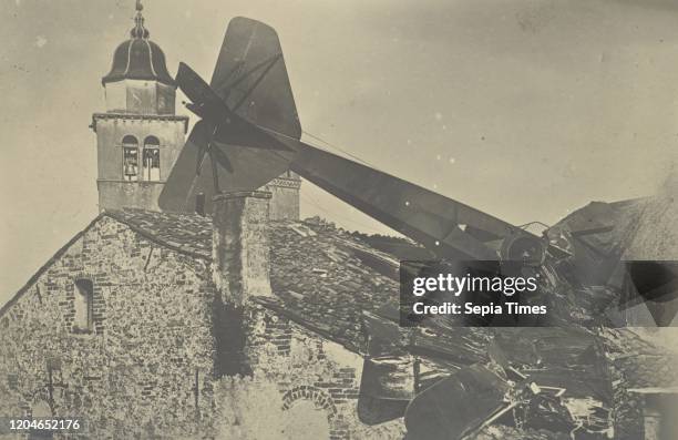 Airplane crashed into a building, Fedele Azari , Italy, 1914 - 1929, Gelatin silver print, 10.9 x 16.5 cm .