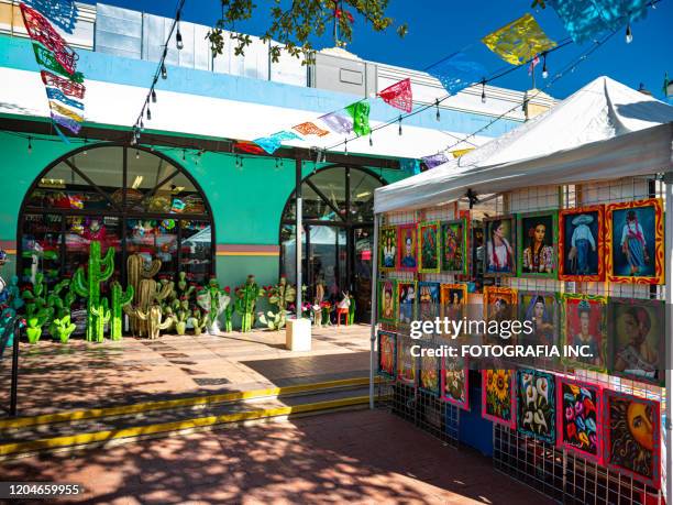 historische markt in san antonio - marktplein stockfoto's en -beelden