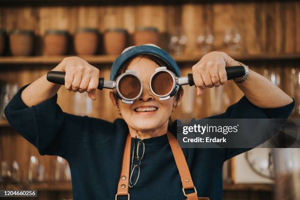 gelukkig gezicht met actieve hogere vrouwenbarista en haar het werken hulpmiddel - part time job stockfoto's en -beelden