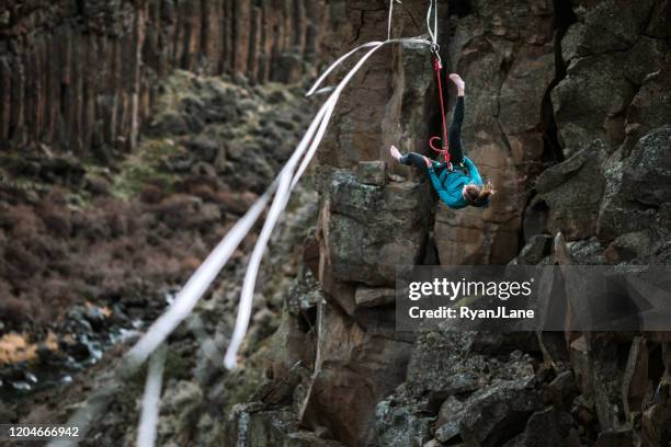 jovens amigos adultos extreme highlining no smith rock park - corda bamba - fotografias e filmes do acervo