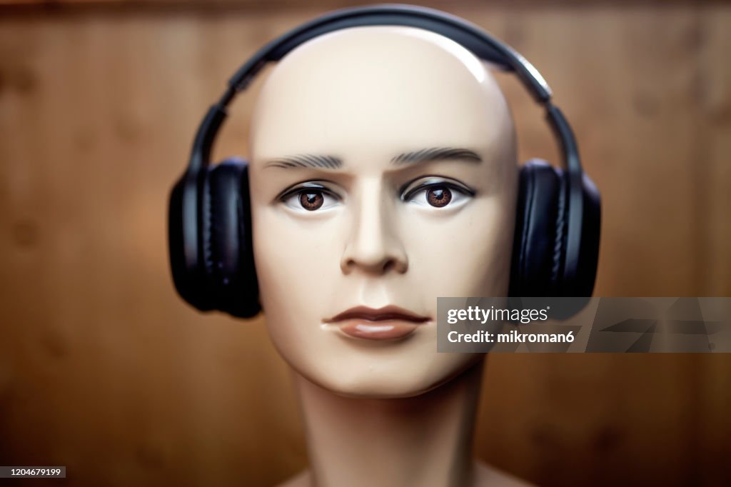 Mannequin dummy head with headphones