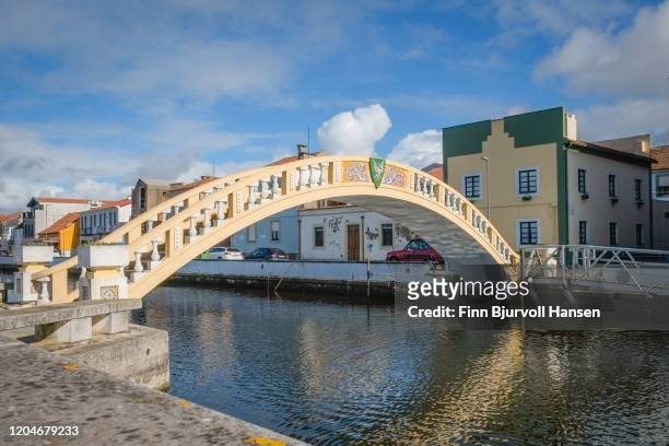 carcavelos bridge at the são roque canal in aveiro - distrikt aveiro stock-fotos und bilder