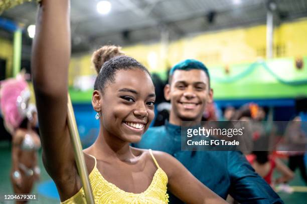 portrait of young people (mestre sala e porta bandeira) celebrating brazilian carnival - carnaval rio stock pictures, royalty-free photos & images