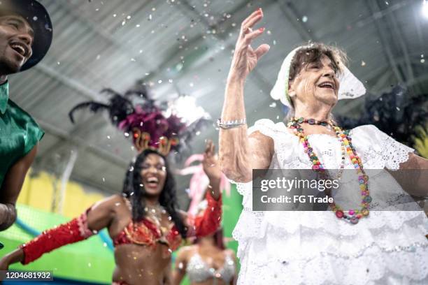 menschen feiern und tanzen brasilianischen karneval beim schulkarneval - carnaval bahia stock-fotos und bilder