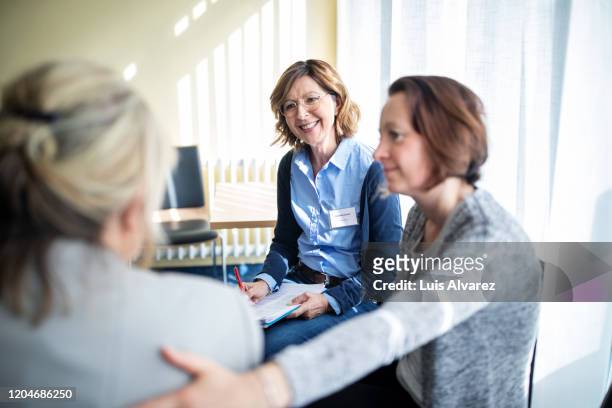 therapist meeting with patient rehab center - promises rehab center bildbanksfoton och bilder