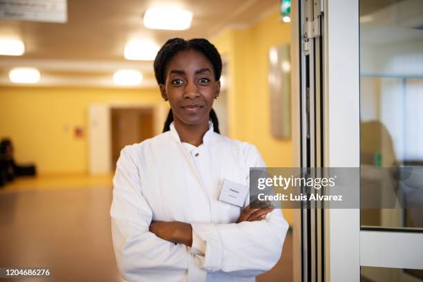 portrait of confident female doctor - black female doctor stock-fotos und bilder