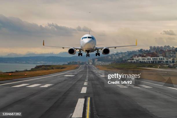 avión despegando de un aeropuerto - aterrizar fotografías e imágenes de stock