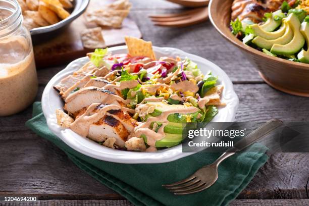 zuidwestelijke kip gehakte salade - het zuidwesten van de verenigde staten stockfoto's en -beelden