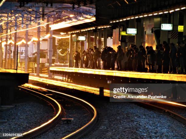 月。日本。早朝。地元の鉄道駅での日の出 - station ストックフォトと画像