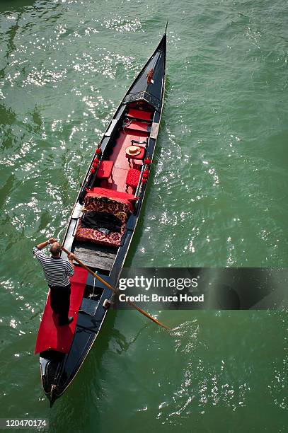 gondola boat - venedig gondel stock-fotos und bilder
