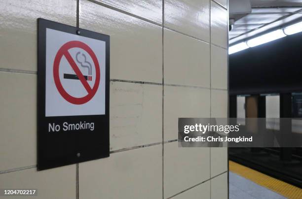 no smoking sign on subway station platform - no smoking sign 個照片及圖片檔