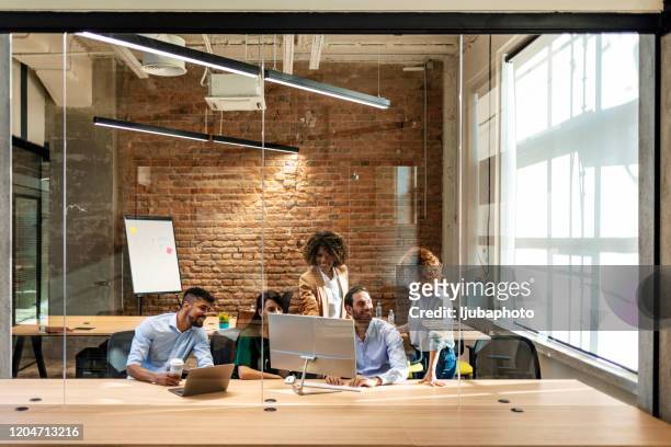 uomini d'affari che lavorano in un ufficio moderno - coinvolgimento dei dipendenti foto e immagini stock