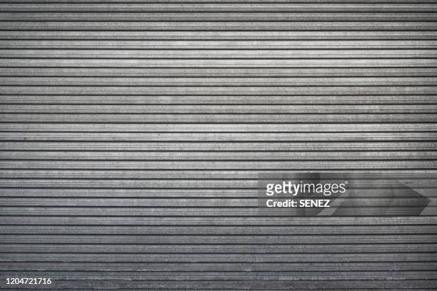 closed steel door / shop shutters - corrugated metal stockfoto's en -beelden