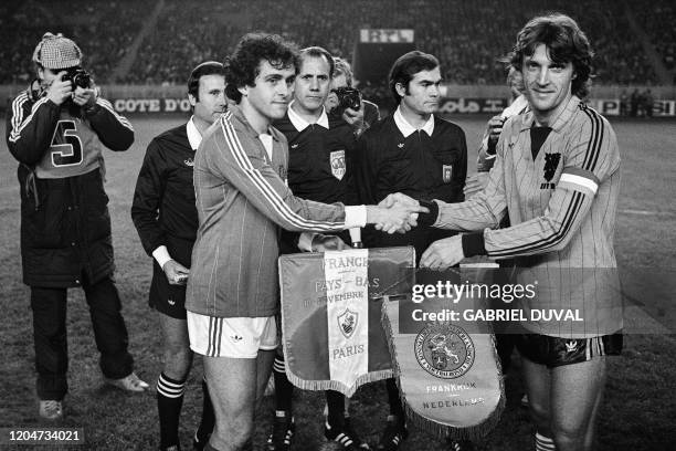 Michel Platini, capitaine de l'équipe de France salue son adversaire Ruud Krol, le 18 novembre 1981 au Parc des Princes à Paris, en match...